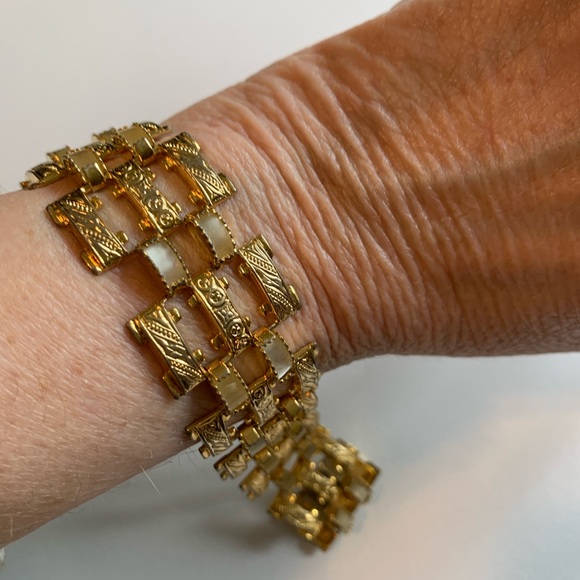 Jewelry - Vintage Elegant Gold and Cream Bracelet